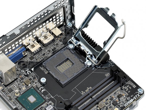 6コアCPU対応でパワフルに生まれ変わった超小型ベアボーンASRock