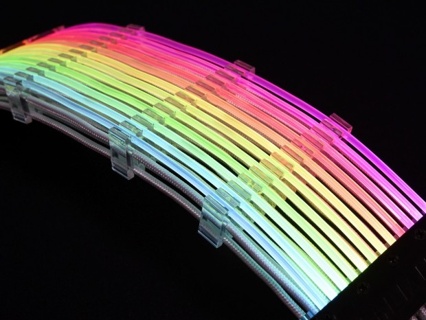 Lian Li、話題のRGB LEDケーブル「Strimer」の予約受付開始