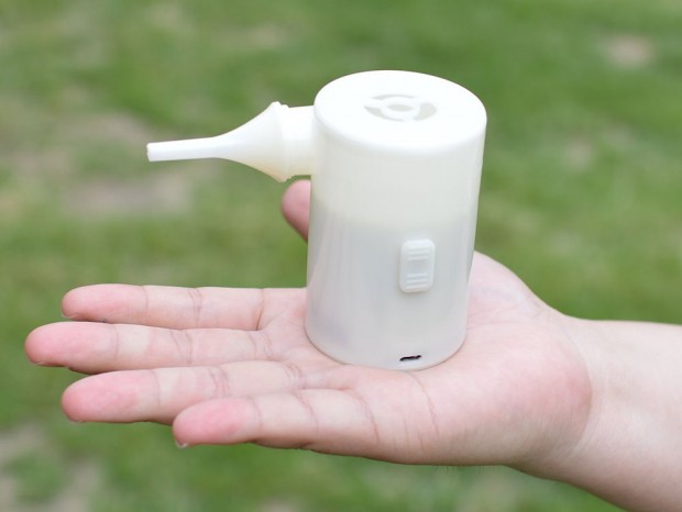 浮き輪やプールをサクッと膨らませる、充電式の手のひら電動ポンプ「らく～き入れ」