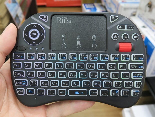 コントローラー風「タッチパッド搭載 2.4GHz ミニワイヤレスキーボード」が上海問屋から