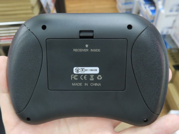 コントローラー風「タッチパッド搭載 2.4GHz ミニワイヤレスキーボード」が上海問屋から