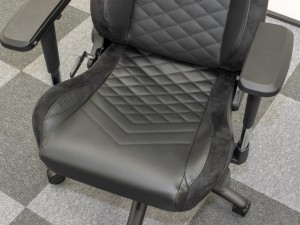 スタイルを選ばないゲーミングチェアの大本命 ドイツ Noblechairs を試す エルミタージュ秋葉原