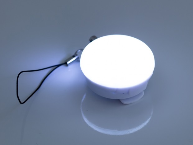 上海問屋、センサーが反応して自動で点灯する「かばん用 LEDセンサーライト」