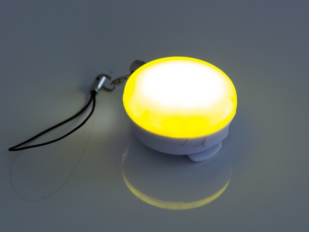 上海問屋、センサーが反応して自動で点灯する「かばん用 LEDセンサーライト」