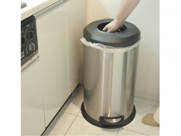 手を汚さずに手動で圧縮できる40Lゴミ箱、サンコー「トラアッシュクボックス」