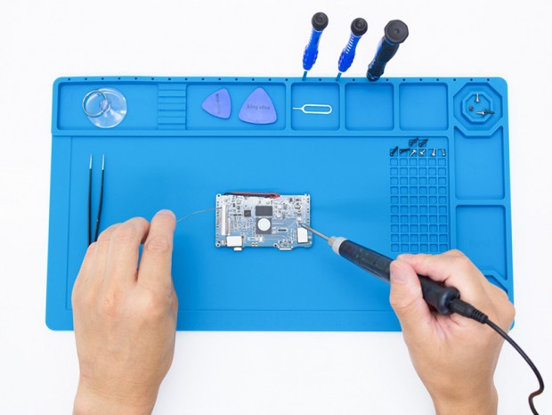 上海問屋、ネジや工具の整理もできる「耐熱・断熱 シリコン作業マット」発売