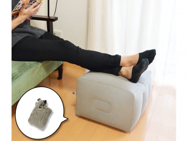 持ち運びできるオットマン。サンコー「足ラクッション」