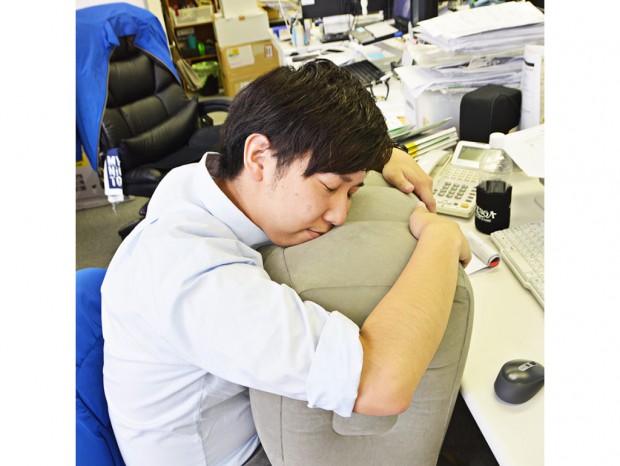 持ち運びできるオットマン。サンコー「足ラクッション」