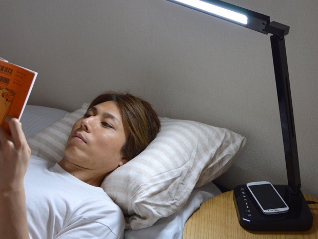 スマホをワイヤレス充電できる、調光＆タイマー機能付きのライトスタンドがサンコーから