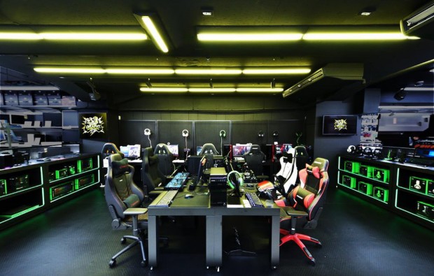 ゲーム関連機器やデバイスが体験できる「Team GRAPHT GAMING CENTER AKIHABARA」