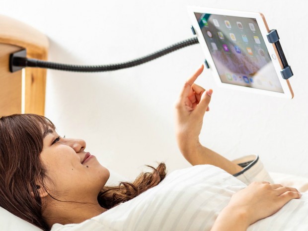 ごろ寝スタイルで使えるタブレットスタンドがサンワダイレクトから