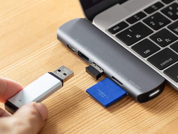 MacBookのデザインに溶け込むType-Cカードリーダーがサンワダイレクトから