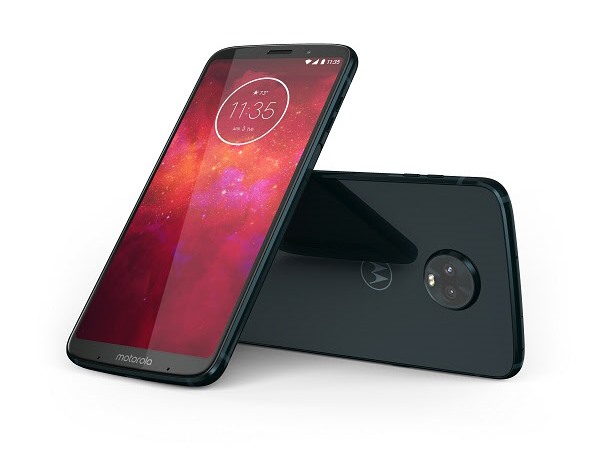 モトローラ、合体スマホの最新モデル「moto z3 play」13日発売