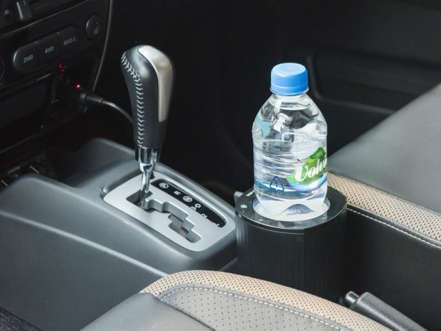 1年中使える、保温・保冷両対応の車載ドリンクホルダーがサンワダイレクトから