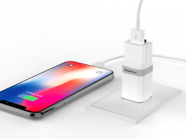充電とバックアップが同時にできるiOS専用microSDカードリーダー、PhotoFast「PhotoCube」
