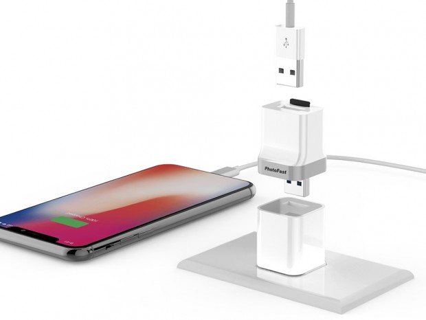 充電とバックアップが同時にできるiOS専用microSDカードリーダー、PhotoFast「PhotoCube」
