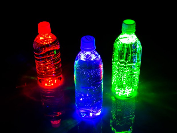 ペットボトルやグラスを彩る「LEDで光るコースター」が上海問屋から
