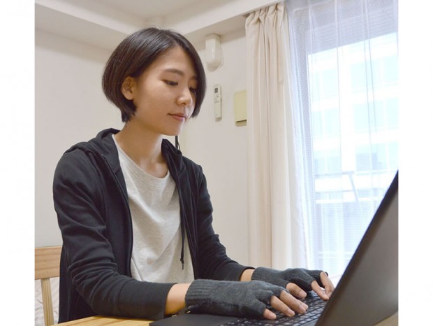 露出状態でも指先まで暖かい、サンコー「USB指までヒーター手袋2」