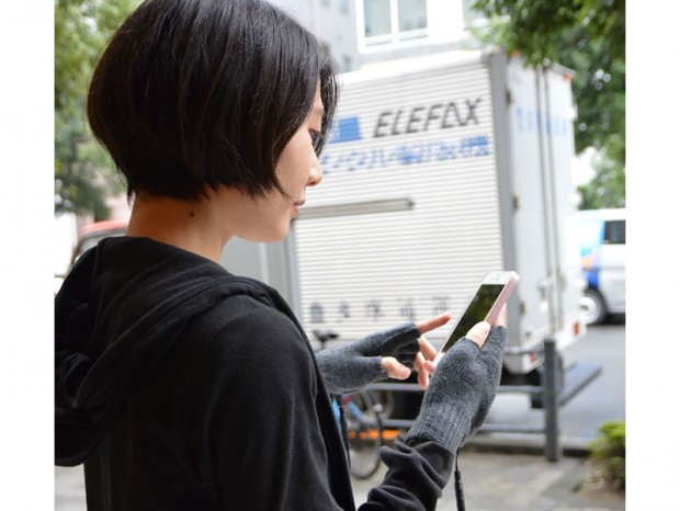 露出状態でも指先まで暖かい、サンコー「USB指までヒーター手袋2」