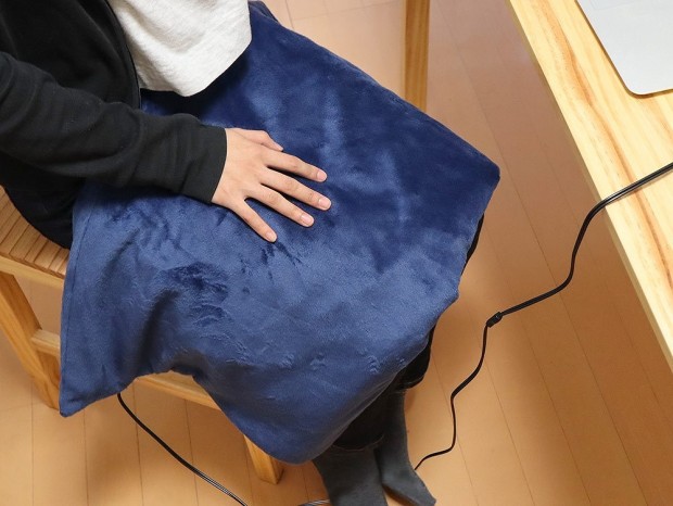 膝下を45℃で暖める、ふわもこでホカホカな「USBあったかブランケット」がサンコーから