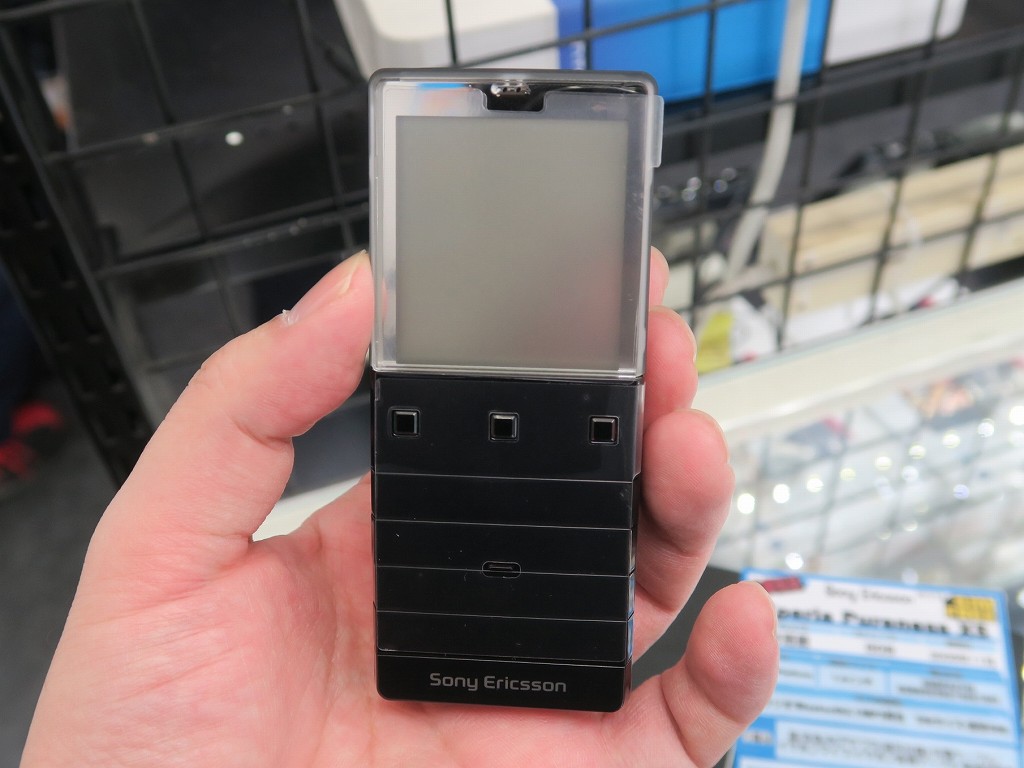 色あせない近未来感、透過ディスプレイ搭載の激レアケータイ「Xperia