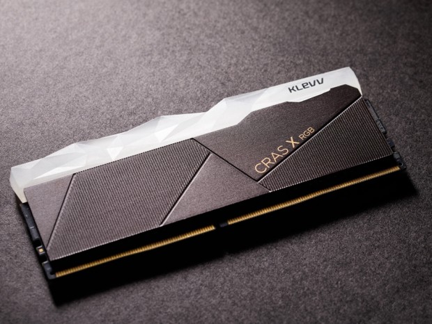ESSENCORE、RGB LED対応のDDR4メモリ「KLEVV CRAS X RGB」国内取り扱い開始