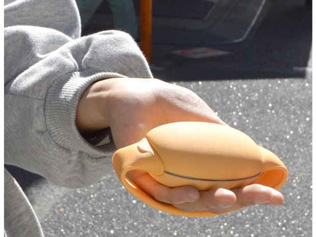 手にはめて暖かくモバイルバッテリにもなる、サンコー「充電式あったかポカポカイロ」