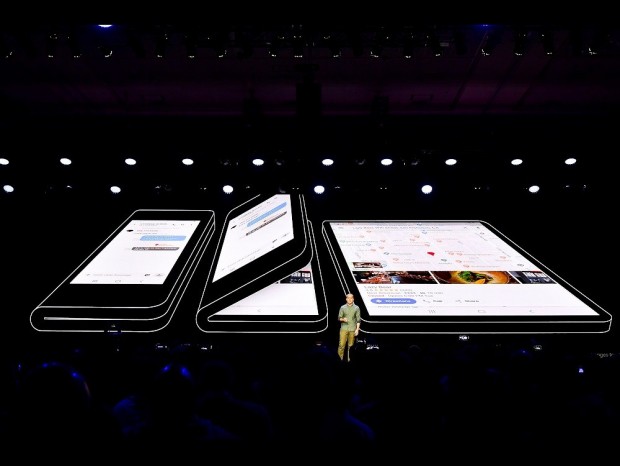 Samsungも“折り曲げ画面スマホ”を発表。現在開発中のプロトタイプをチラ見せ