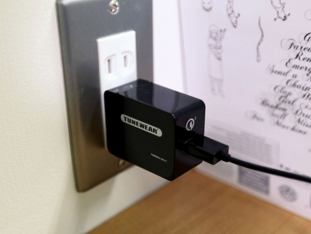 最大4倍速で充電ができるコンパクトUSB充電器、フォーカルポイント「QC3-1」