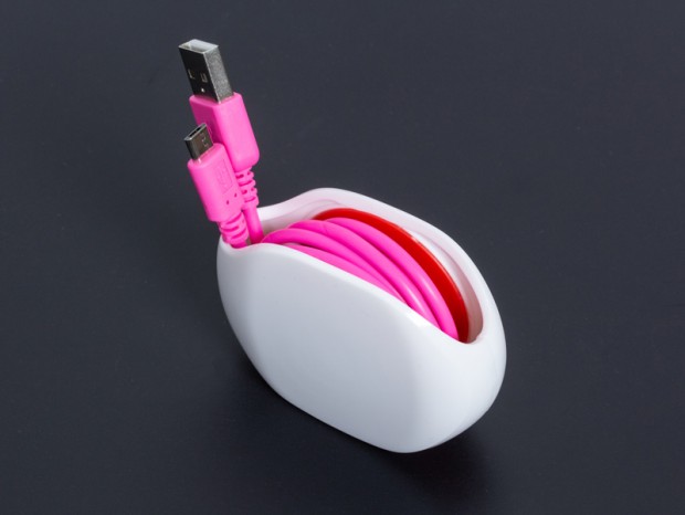 イヤホンや充電ケーブルの携帯を容易にする、上海問屋「ケーブル自動巻取り機」