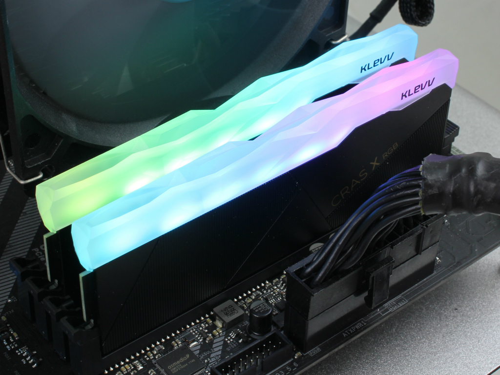 速く、そして美しいDDR4メモリ、ESSENCORE「KLEVV CRAS X RGB