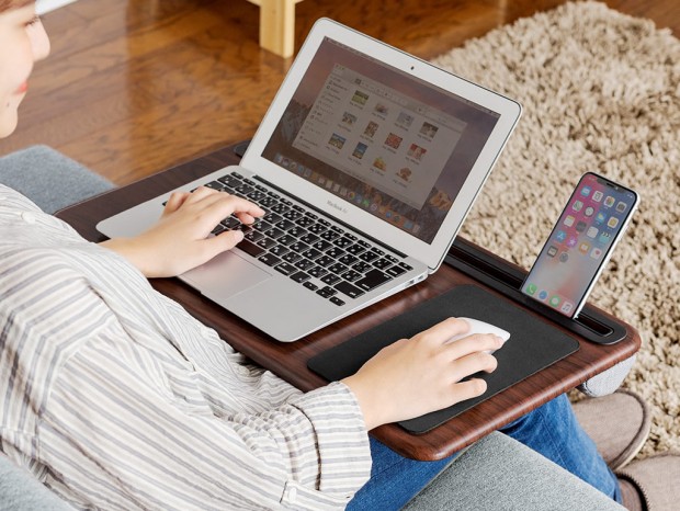 仕事は膝の上で完結させる。サンワダイレクトの膝上テーブルが便利