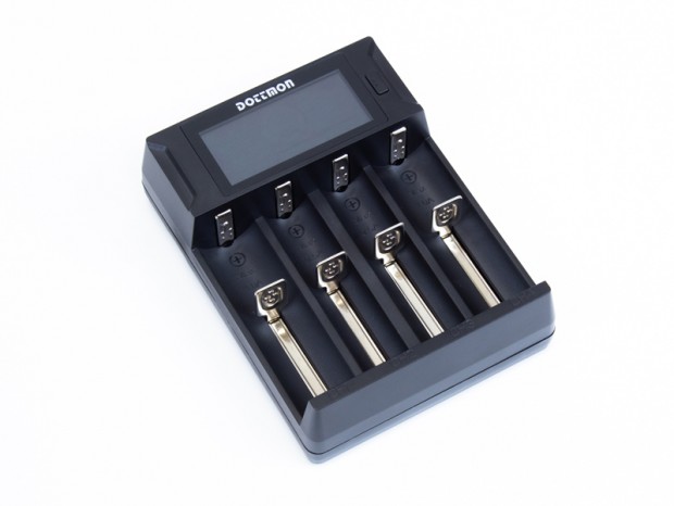 上海問屋、充電状況が見える多種対応の4本同時充電器が販売中