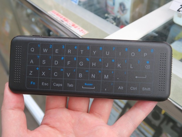 キーボード・タッチパッド・エアマウスが合体したペンケース大の