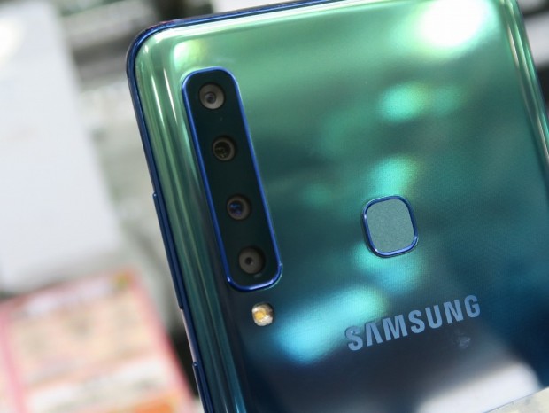 世界初の4連装カメラ搭載スマホ「Galaxy A9」が店頭に並ぶ