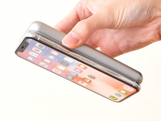 スマホに貼り付けて充電できる、ほぼiPhone XSサイズのQiモバイルバッテリー発売