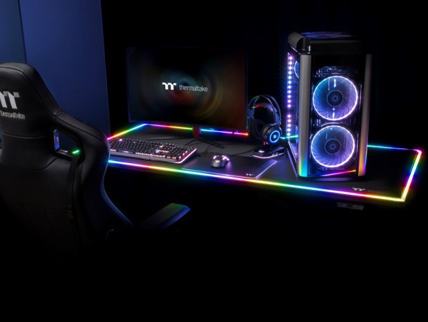 PCと連携する光る電動ゲーミングデスク、Thermaltake「Level 20 RGB Battlestation」