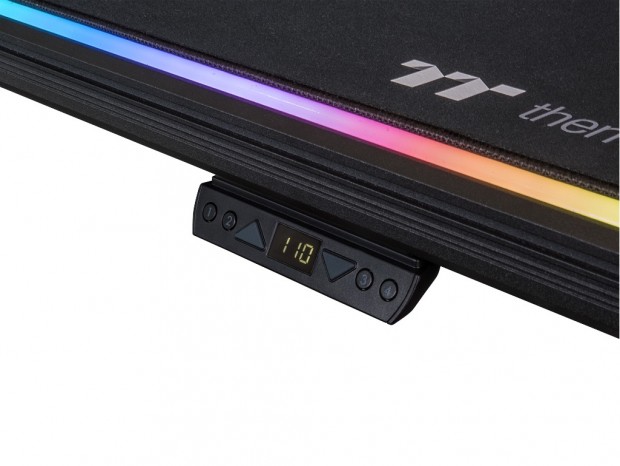 PCと連携する光る電動ゲーミングデスク、Thermaltake「Level 20 RGB Battlestation」