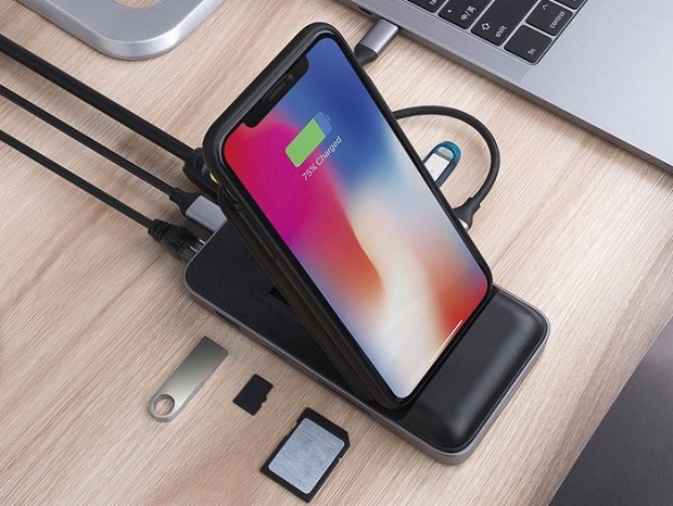 Type-Cポートに機能集約。8-in-1ハブとQi充電器が一体化したiPhoneサイズの万能ドック