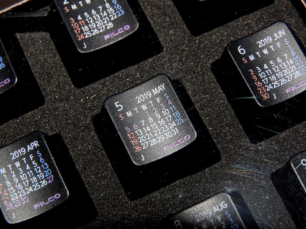 GWの10連休も。2019年版カレンダーを仕込んだキーキャップセットが発売