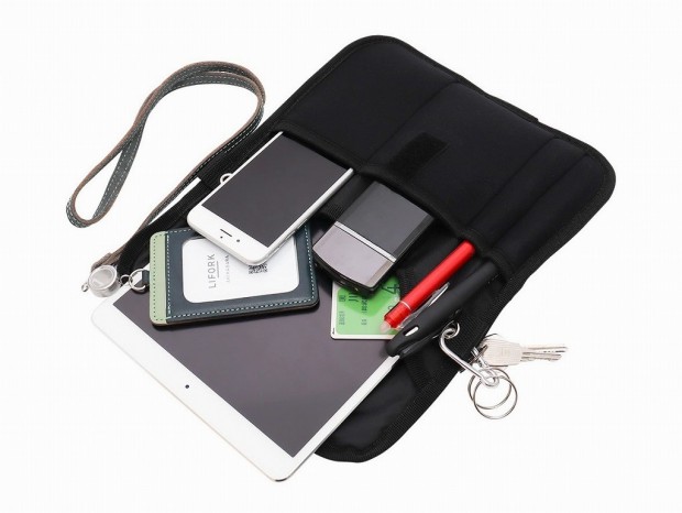 スマホもタブレットもおやつも入れよう、ベルトに通して持ち歩く「ぽっけポーチ」