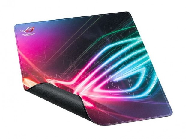 ASUS、柔軟な設置スタイルに対応する縦型マウスパッド「ROG Strix Edge」