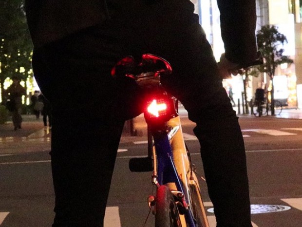 方向指示とブレーキランプを自動表示する自転車用ウィンカー＆テールランプがサンコーから