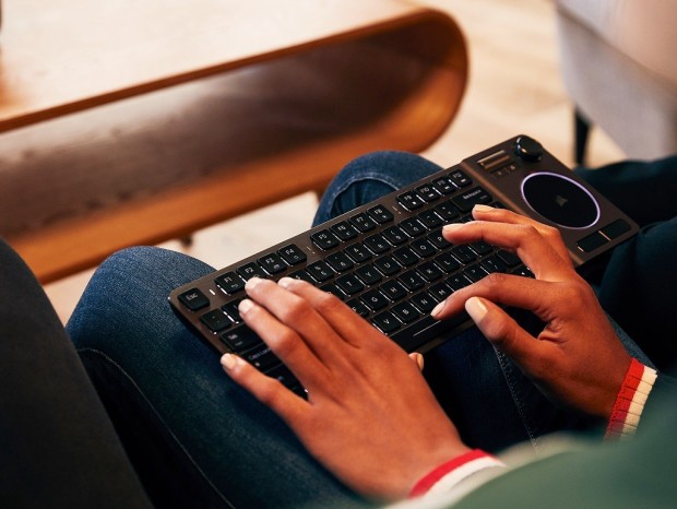 CORSAIR、スティック＆タッチパッド搭載のリビング向けキーボード「K83 