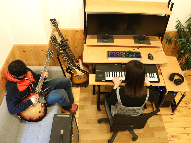 バウヒュッテ、自由に組み合わせる遊びの空間。「木目調デスクシリーズ