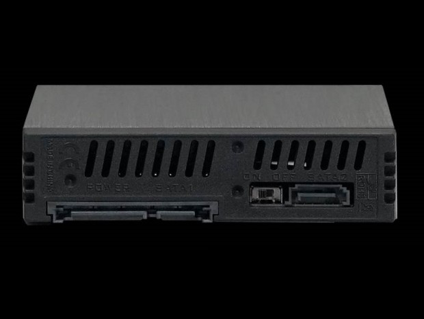 ディラック、3.5インチベイを2段の2.5インチホットスワップベイにする「DIR-SG210」