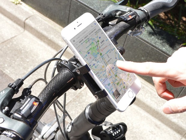 操作しても揺れないネジ固定式「アルミニウム製自転車・バイク用スリムスマホホルダー」
