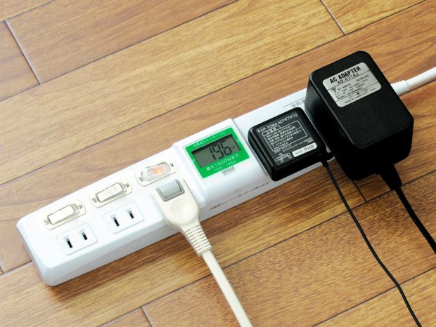 使用電力がひと目で分かる、サンワダイレクト「ワットメータ付き電源タップ」