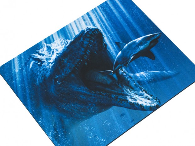 上海問屋、サメが巨大ワニ？に襲われる「巨大ワニvsサメマウスパッド」発売