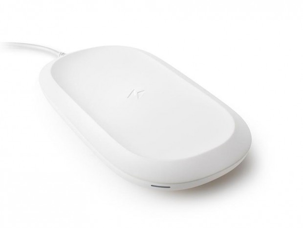 置くだけで充電とバックアップができる「サンディスク iXpandワイヤレスチャージャー」発売